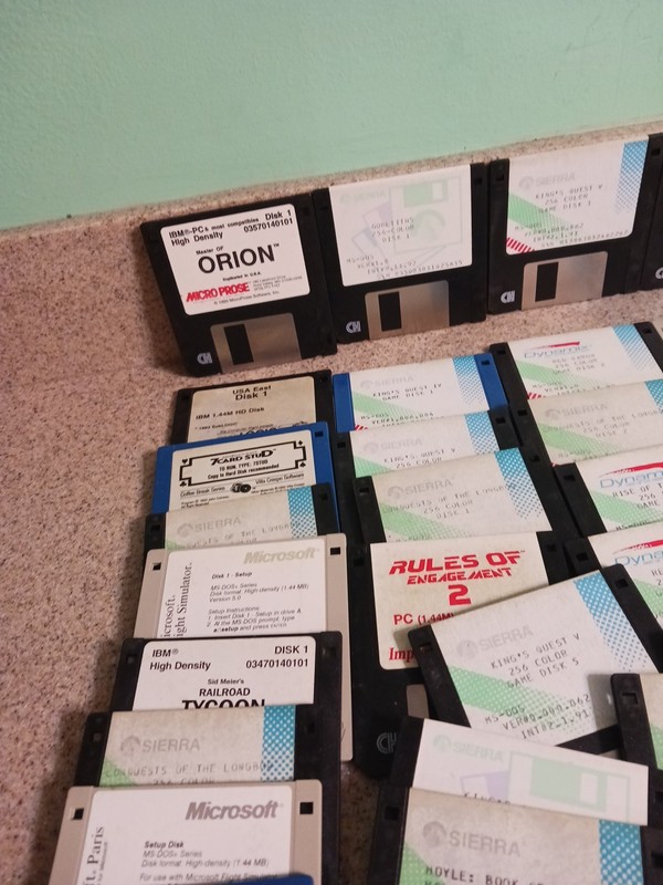 Lot of Vintage Various Software Games 3.5" Floppy Disks UNTESTED gallery