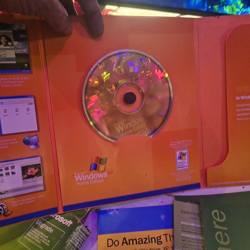 Microsoft Windows XP Home Edition CD with Product Key English Version 2002 gallery
