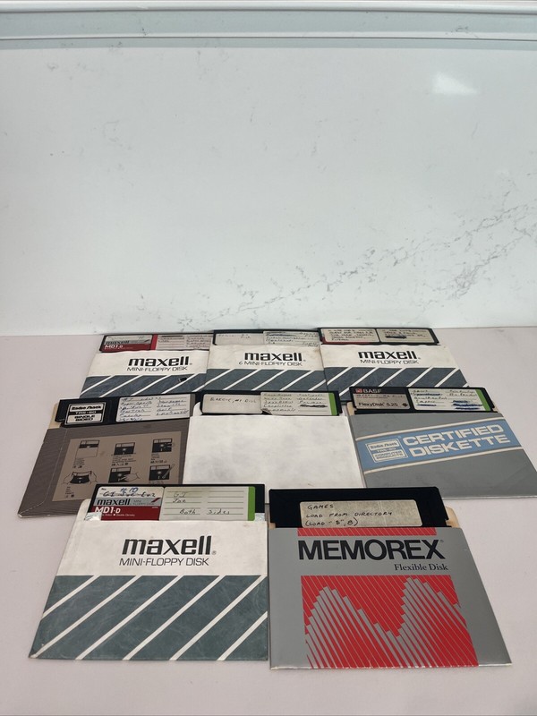 Vintage Mixed Lot of 8 Floppy Discs – May Contain Games (unknown) – Untested