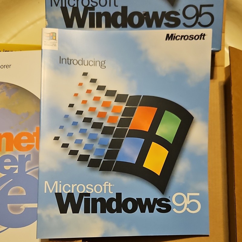 Microsoft Windows 95 Retail English 3.5" Floppy w/ IE Starter Kit & COA gallery