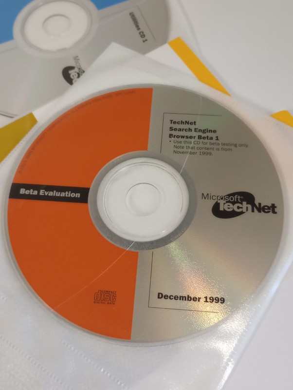 RARE Vintage Microsoft TechNet CD Subscription Binder w/ 40 Discs 1999-2001 gallery